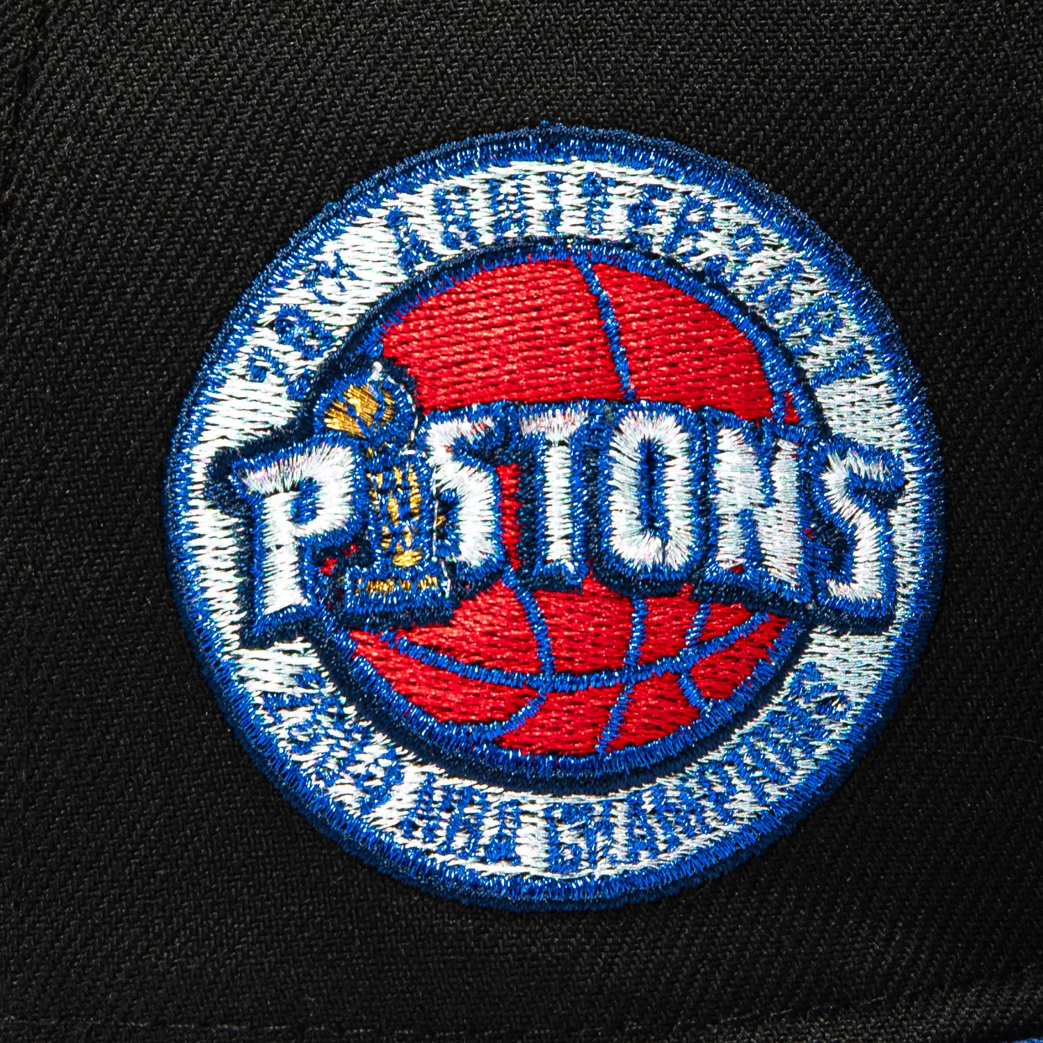 New Era 59Fifty Detroit Pistons 20th Anniversary Champions Patch 1996 Alternate Hat - Black, Royal - Image 5