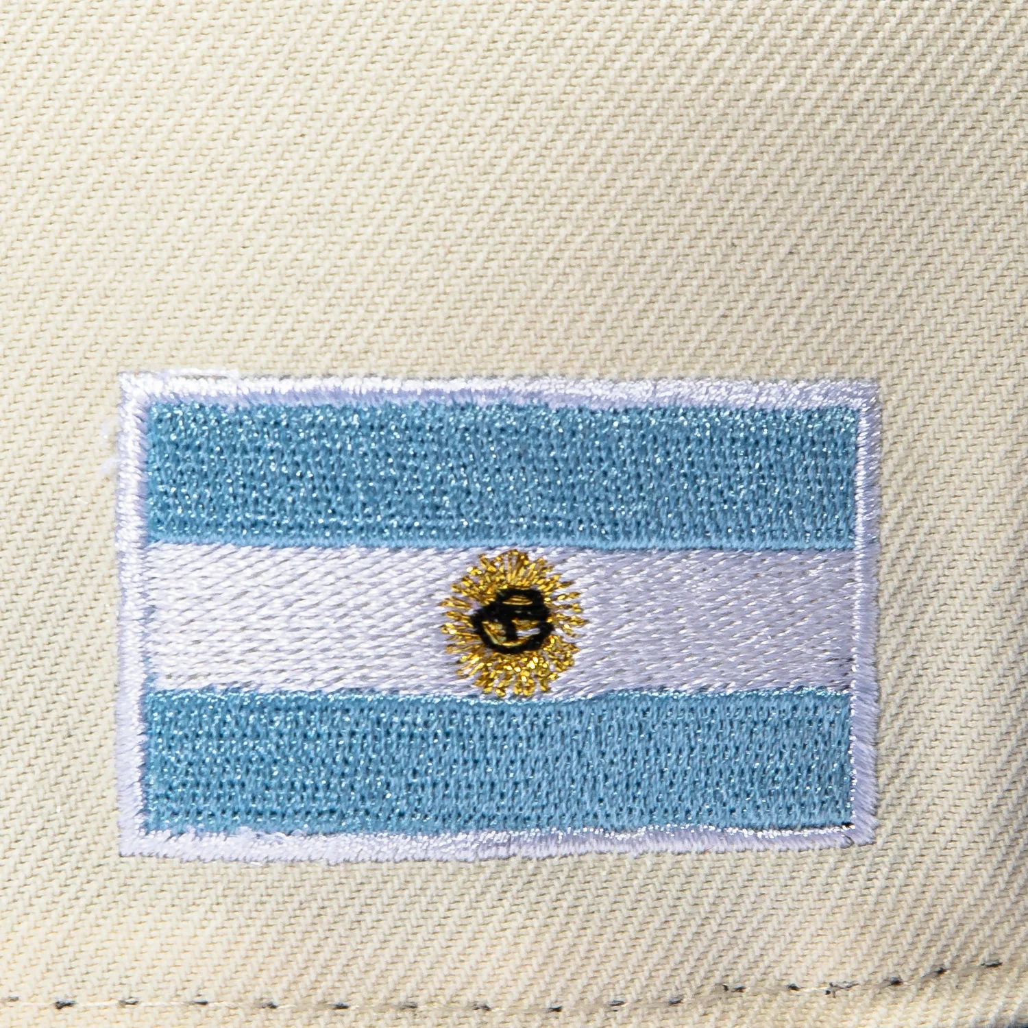 New Era 9Fifty A-Frame 2026 Del Mundo Argentina Flag Patch Script Snapback Pre-curved Hat - White, Navy - Image 4