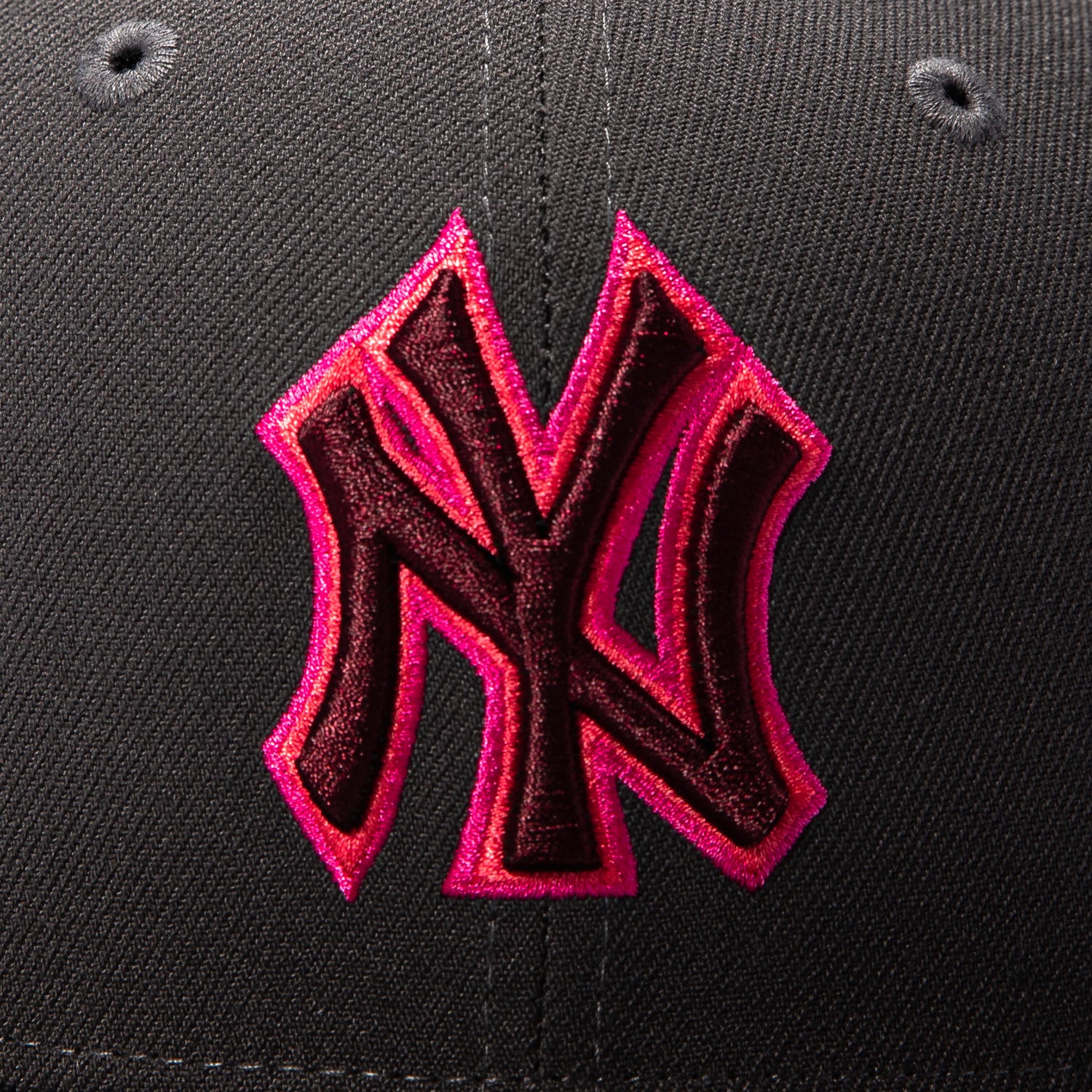 New Era 59Fifty After Glow New York Yankees 1999 World Series Patch Pink UV Hat - Graphite - Image 4