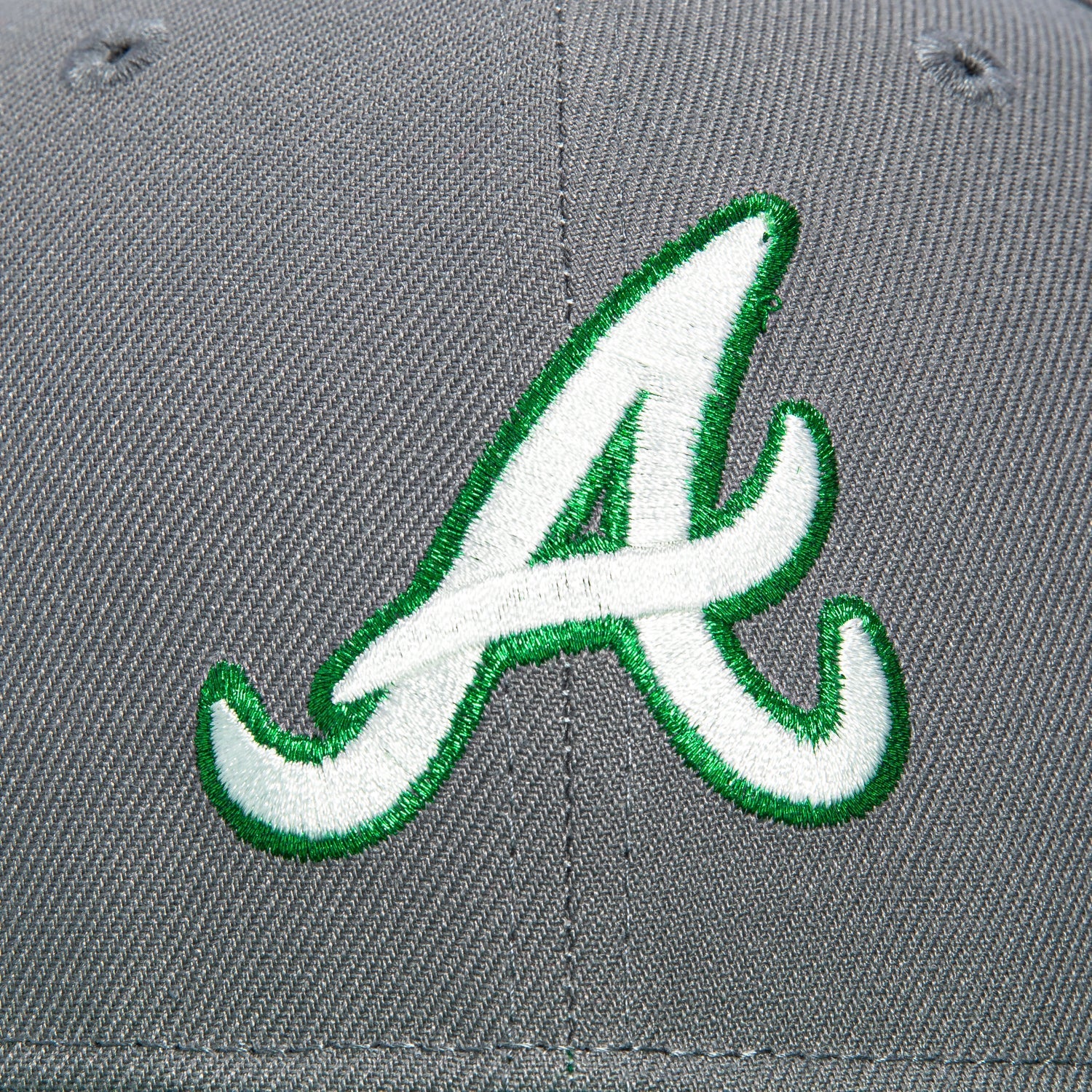 New Era 59Fifty Monstera Pack Atlanta Braves 1999 World Series Patch Hat - Storm Grey, Kelly - Image 4