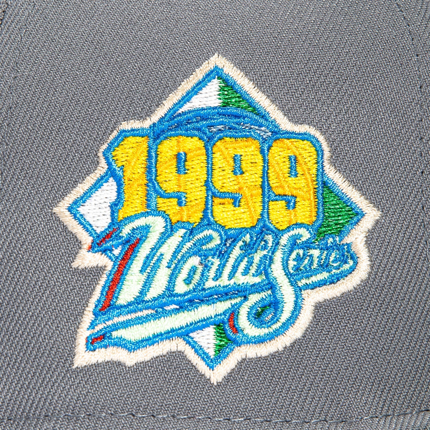 New Era 59Fifty Monstera Pack Atlanta Braves 1999 World Series Patch Hat - Storm Grey, Kelly - Image 5