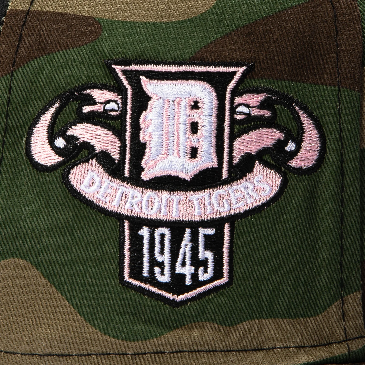 New Era 59Fifty Detroit Tigers 1945 Logo Patch Arch Pink UV Hat - Camo - Image 5