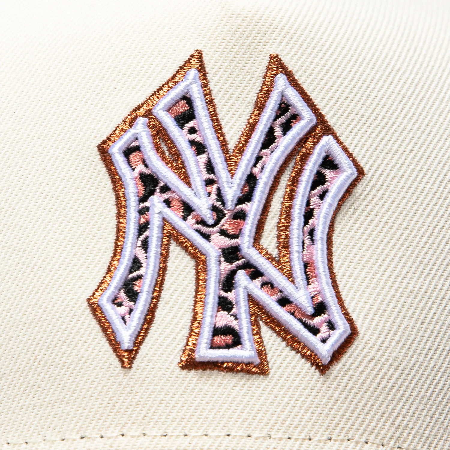 New Era 9Forty A-Frame New York Yankees 1999 World Series Patch Leopard Fill Pink UV Snapback Hat - White, Khaki - Image 3