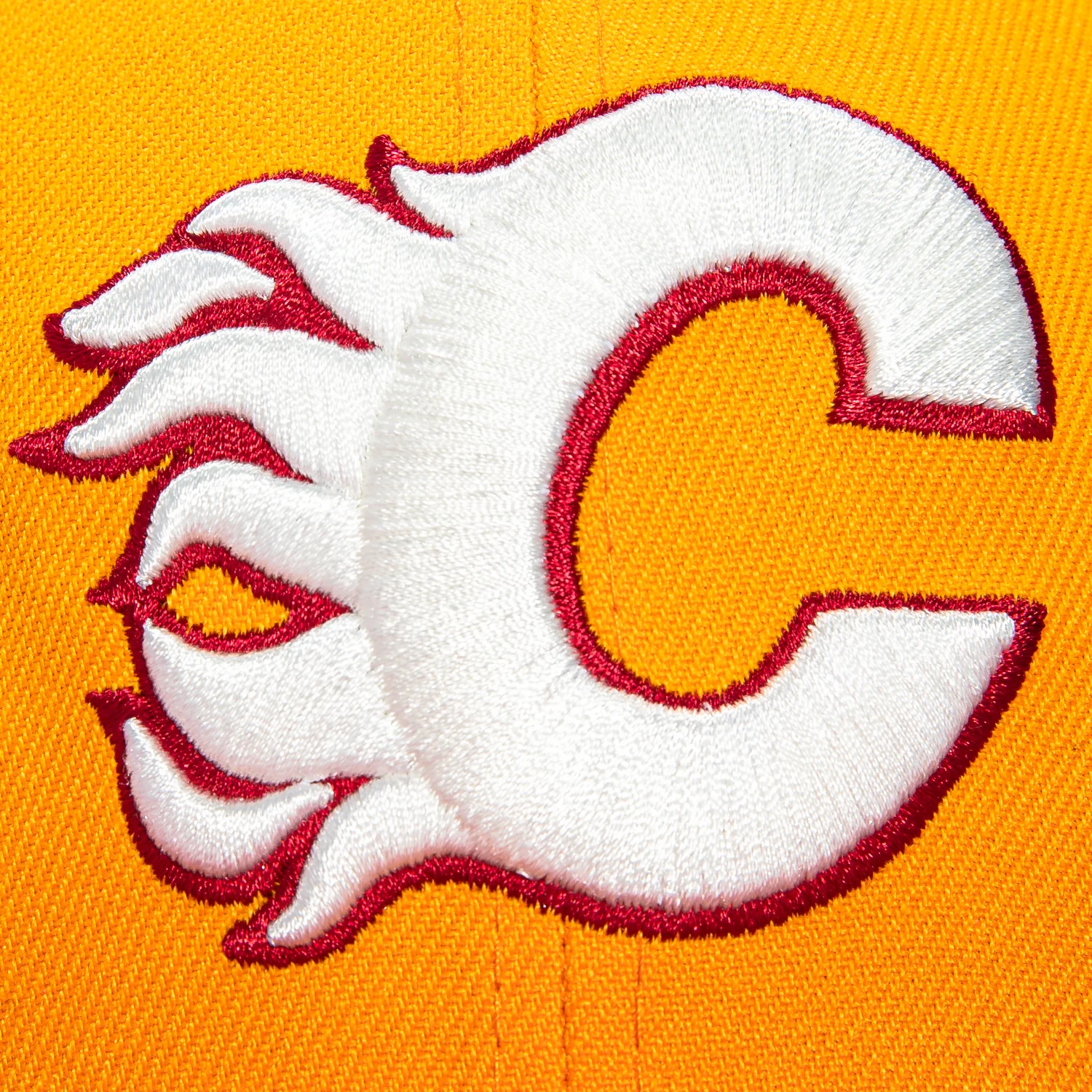 New Era 59Fifty Calgary Flames 2011 Heritage Classic Patch Rail Hat - Gold, Cardinal - Image 4