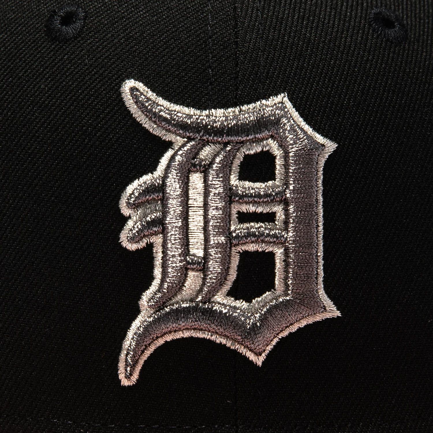 New Era 59Fifty Pink Rouge Detroit Tigers 2006 World Series Patch Hat - Black, Pink - Image 4