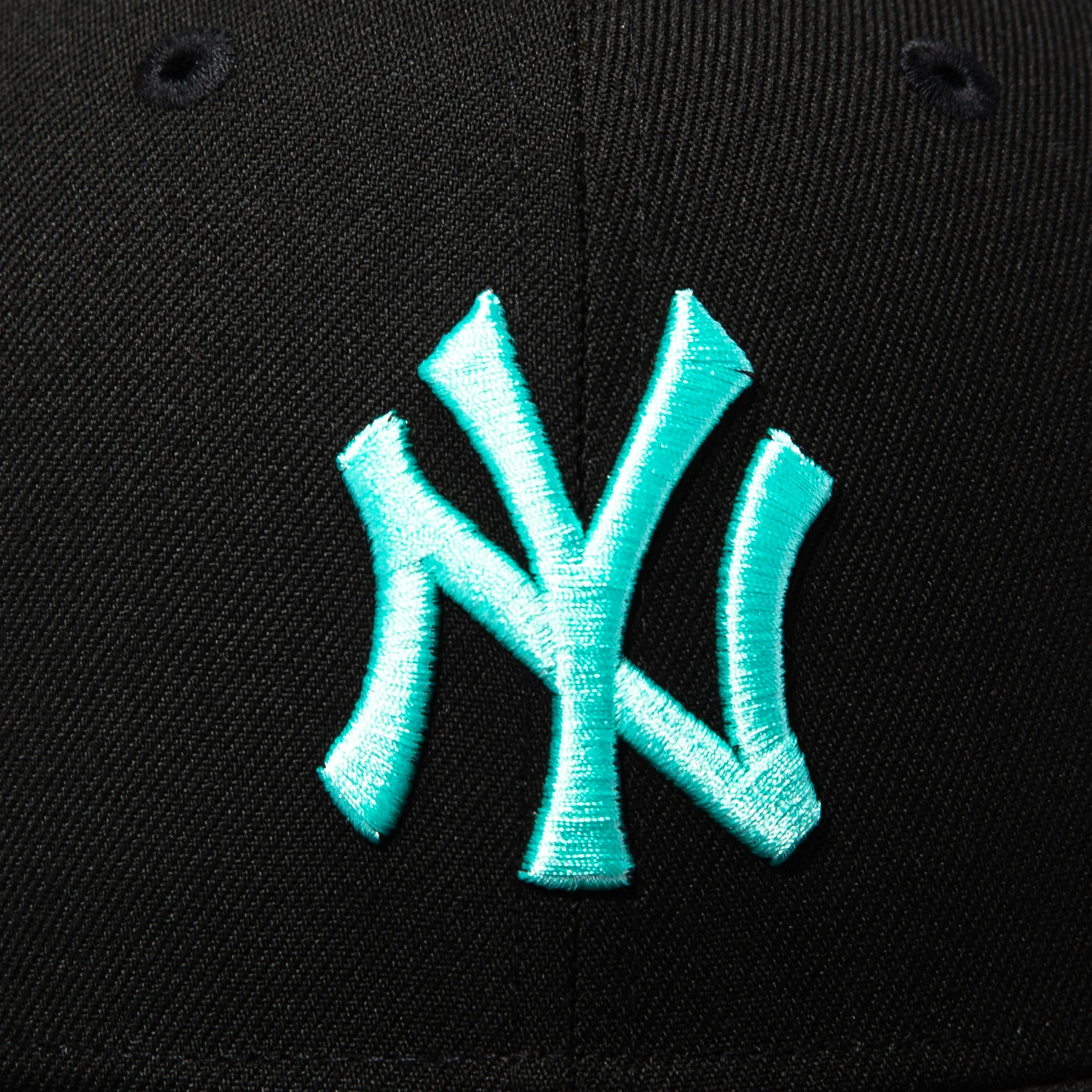 New Era 59Fifty New York Yankees 1999 World Series Patch Sea Glass UV Hat - Black - Image 4