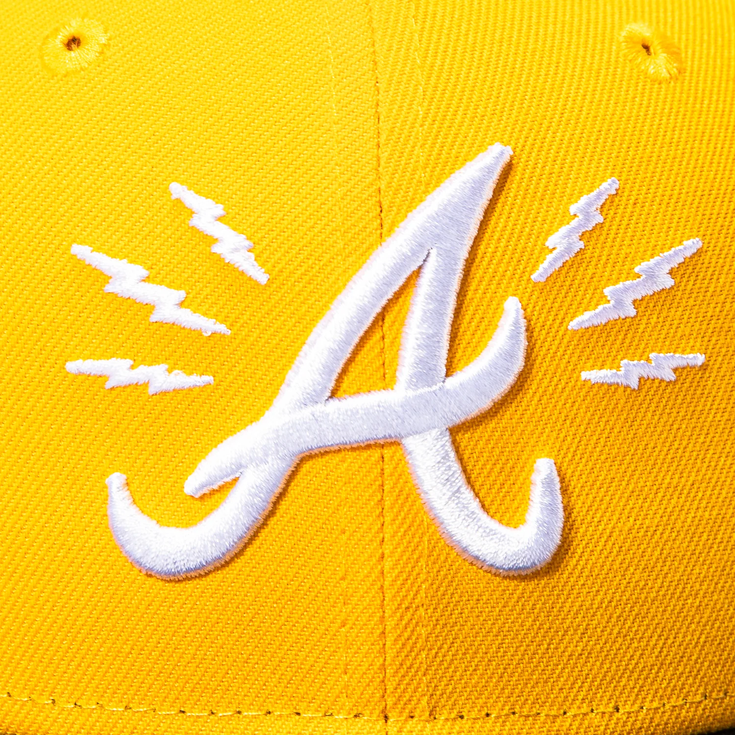 New Era 59Fifty Slayer Atlanta Braves 1999 World Series Patch Bolt Hat - Gold, Black - Image 4